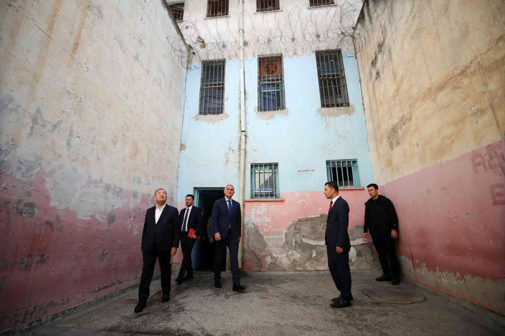 Adalet Bakanı Bozdağ, Diyarbakır Cezaevi’ne kilit vurup anahtarı Bakan Ersoy'a teslim etti!