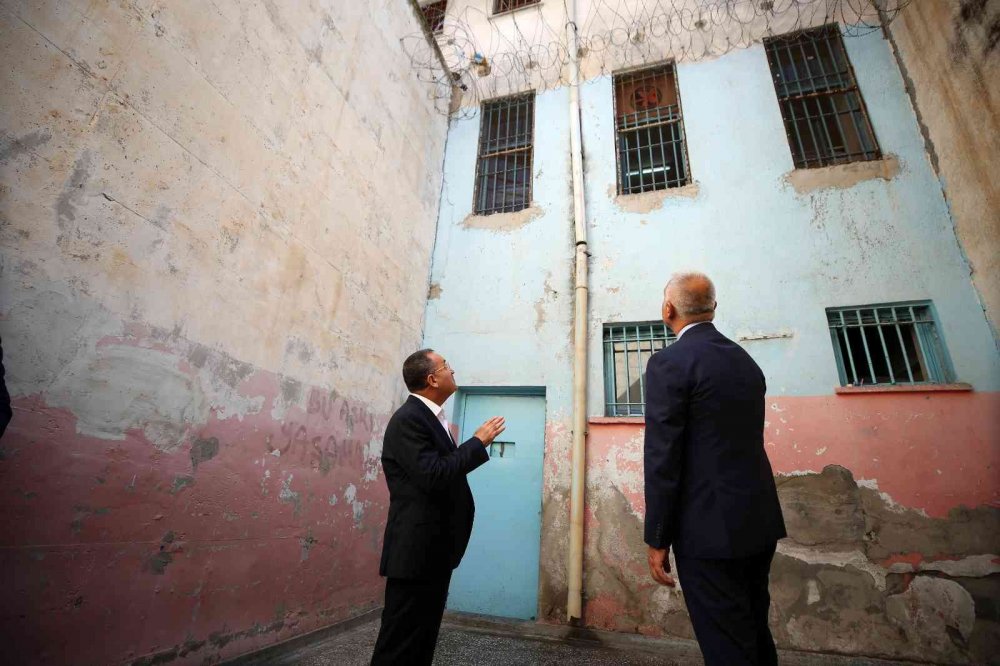 Adalet Bakanı Bozdağ, Diyarbakır Cezaevi’ne kilit vurup anahtarı Bakan Ersoy'a teslim etti!