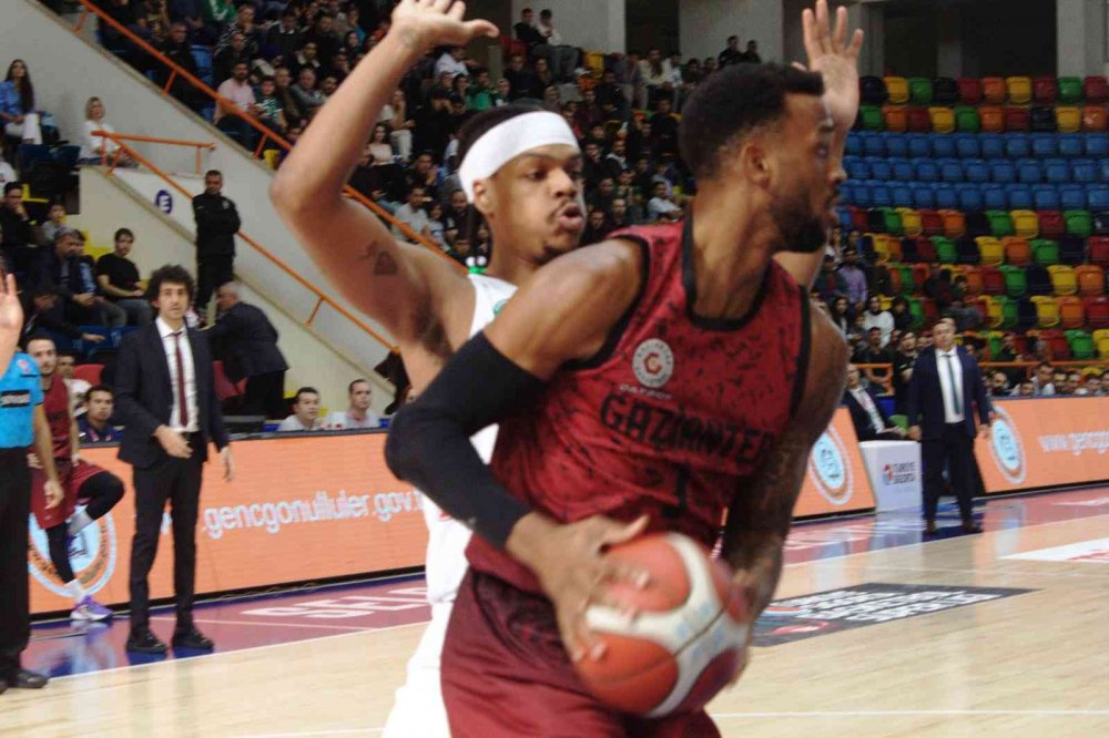 AYOS Konyaspor Basketbol'dan galibiyet pozu! Gaziantep'i 78 - 76 mağlup etti