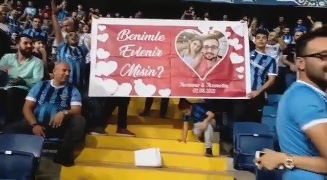 Adana Demirspor-Konyaspor maçında evlenme teklifi!