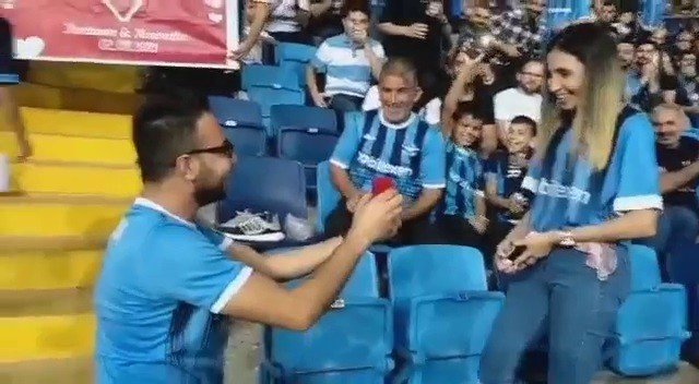 Adana Demirspor-Konyaspor maçında evlenme teklifi!