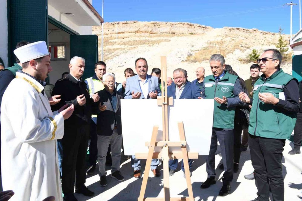 Karaman Valisi Akkoyun 4 bin dekar tarım arazisine can suyu olacak Taşkale Göleti'nin vanasını açtı