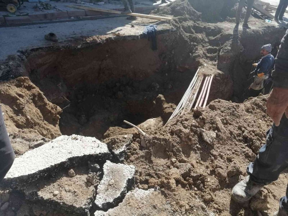 Konya'da altyapı çalışmasında göçük! Toprak altında sıkışan işçi yaralandı