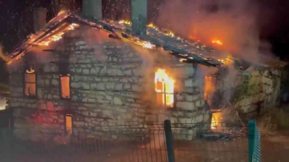 Konya’da ev yangını! Alevlerin sardığı taş bina bu hale geldi