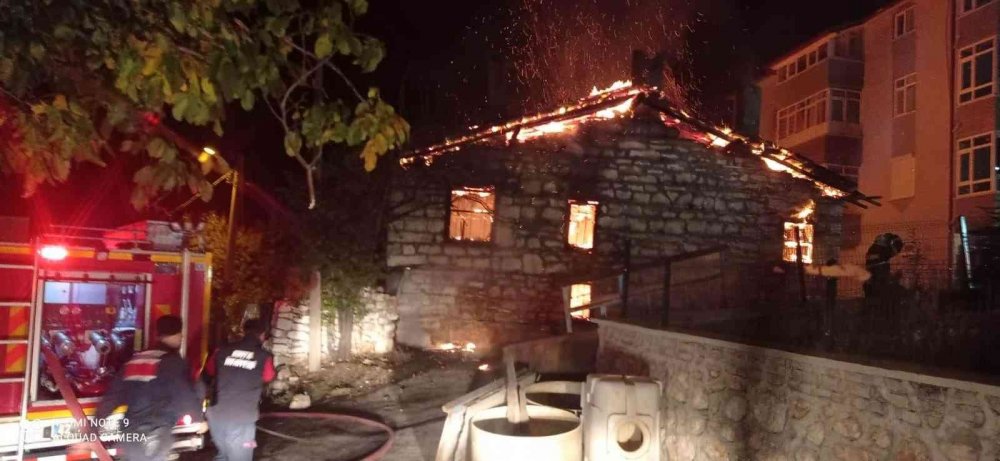 Konya’da ev yangını! Alevlerin sardığı taş bina bu hale geldi