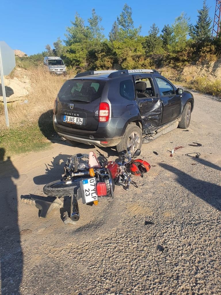 Manavgat'ta motosiklet otomobile çarptı! Burak Duman ağır yaralı