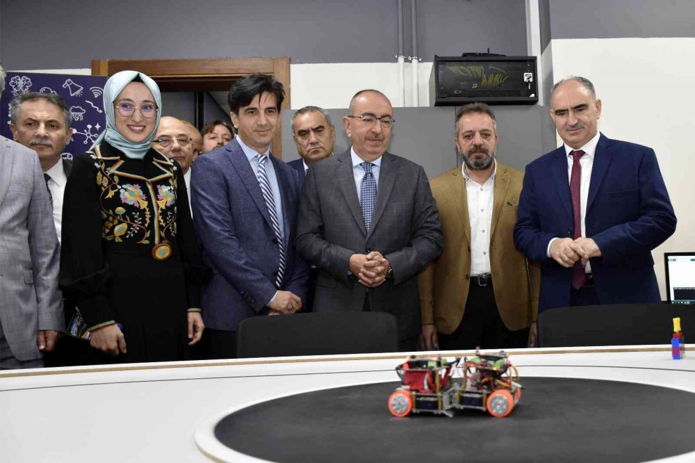 Konya'nın yeni nesil KOP Öğrenme Merkezi Meram Mehmet Ali Özbuğday Gençlik Merkezinde açıldı