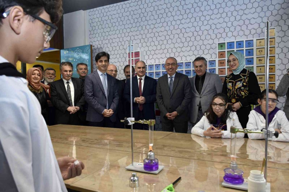 Konya'nın yeni nesil KOP Öğrenme Merkezi Meram Mehmet Ali Özbuğday Gençlik Merkezinde açıldı