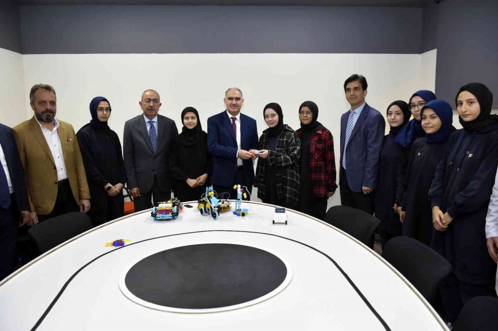 Konya'nın yeni nesil KOP Öğrenme Merkezi Meram Mehmet Ali Özbuğday Gençlik Merkezinde açıldı