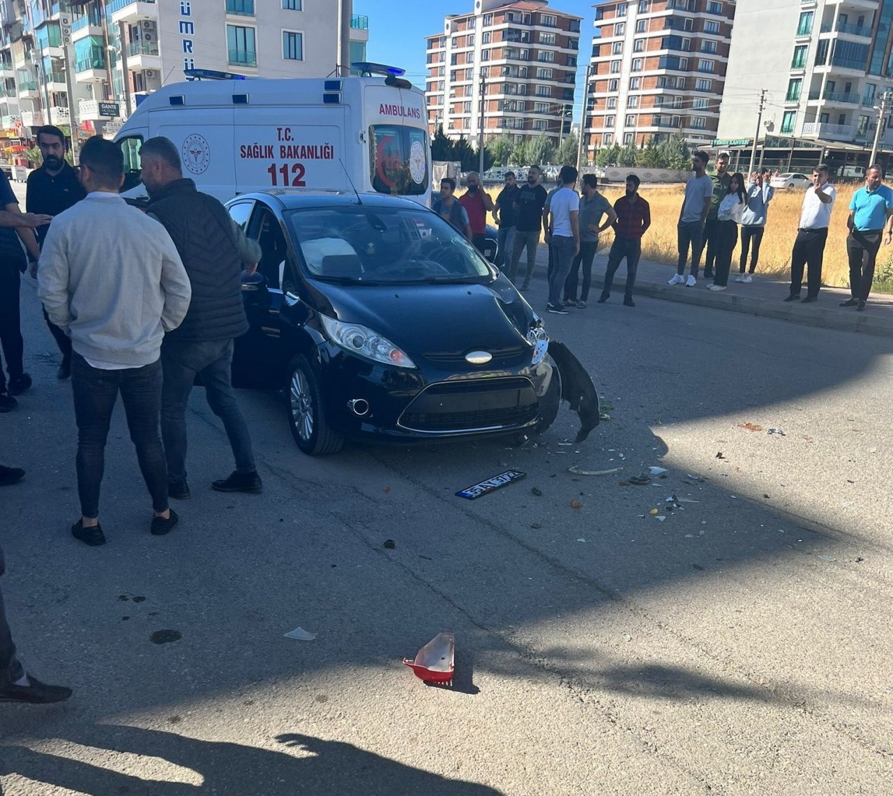 Otomobil ile motosiklet çarpıştı: 1 ağır yaralı