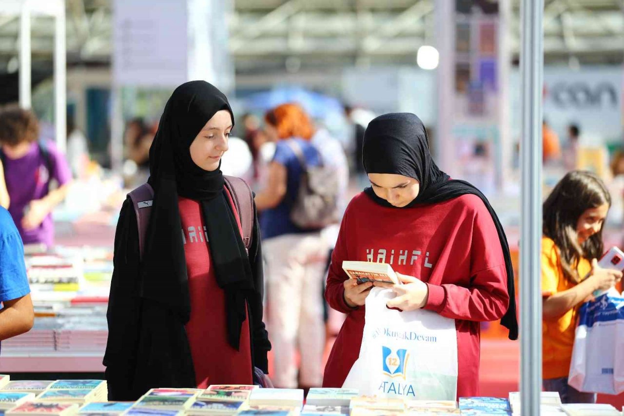 12. Antalya Kitap Fuarı dolu dolu geçiyor