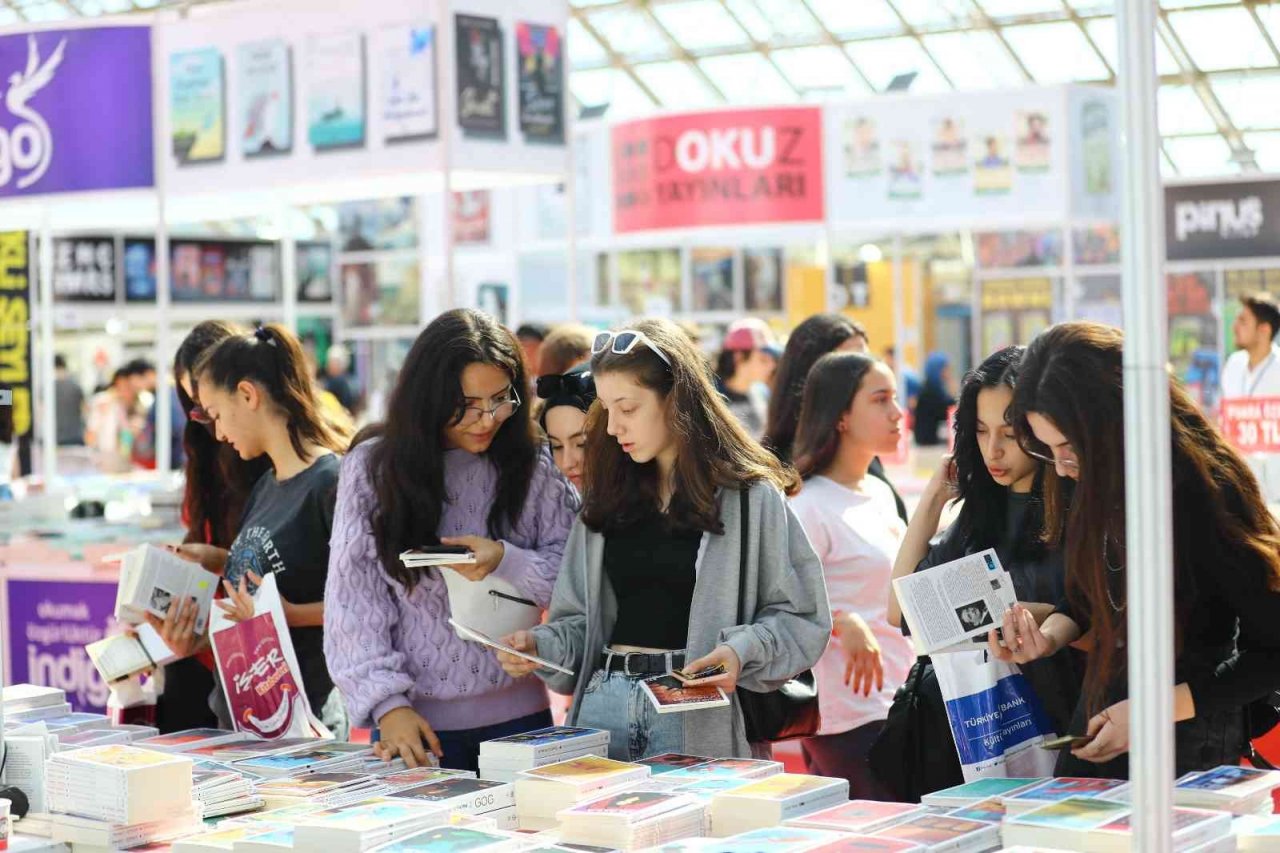 12. Antalya Kitap Fuarı dolu dolu geçiyor