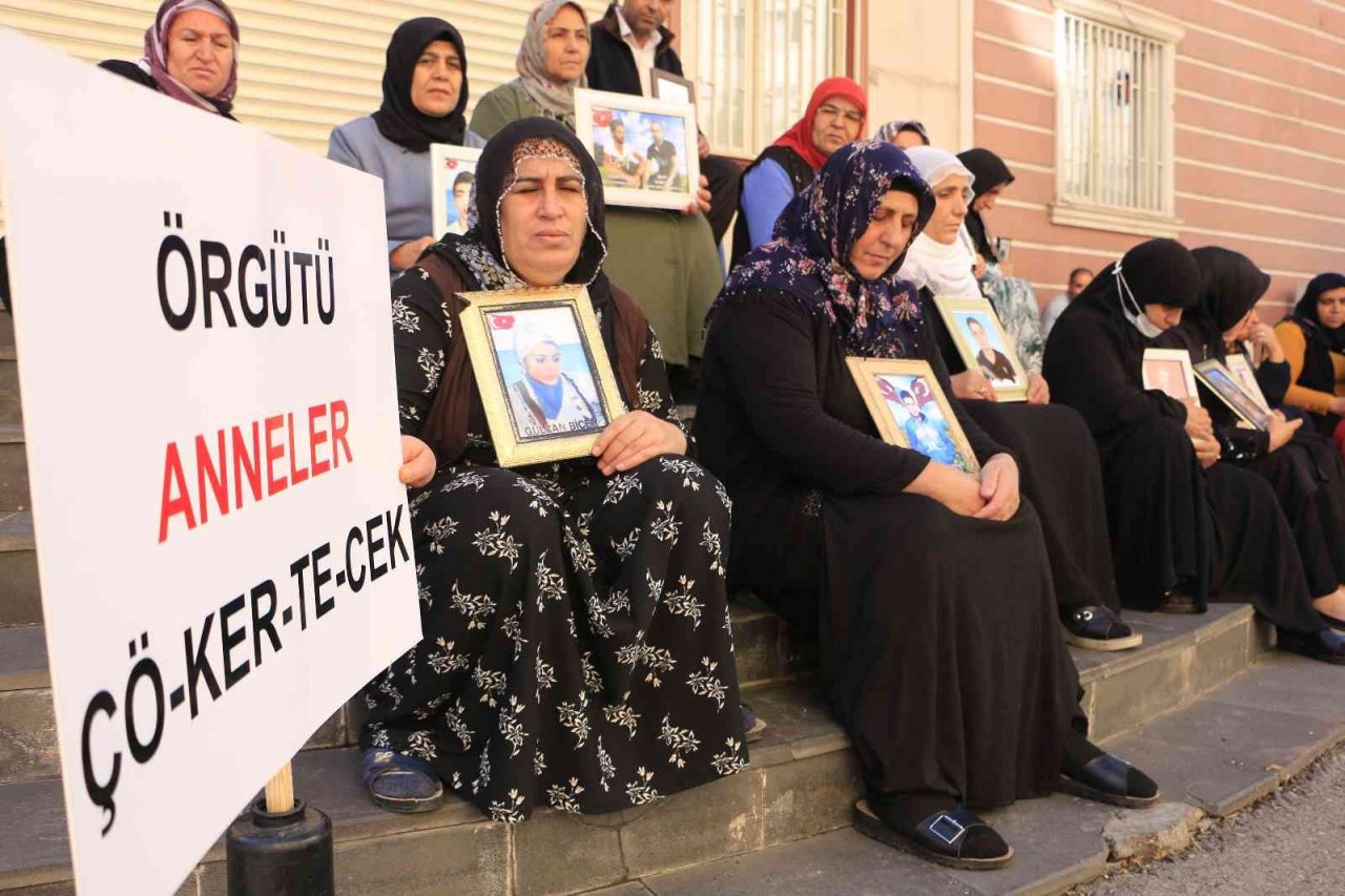 Evlat hasreti çeken aileler, bin 150 gündür çocuklarının yolunu gözlüyor