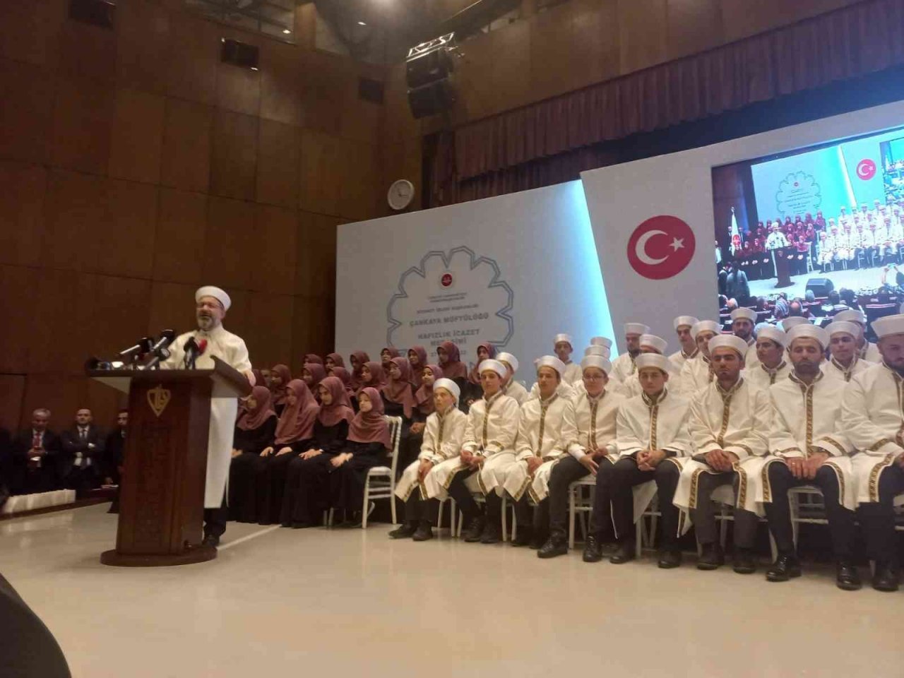 Diyanet İşleri Başkanı Erbaş: “Sizin vazifeniz Kur’an-ı, hayat rehberi olduğunu bütün insanlığa tanıtmak”
