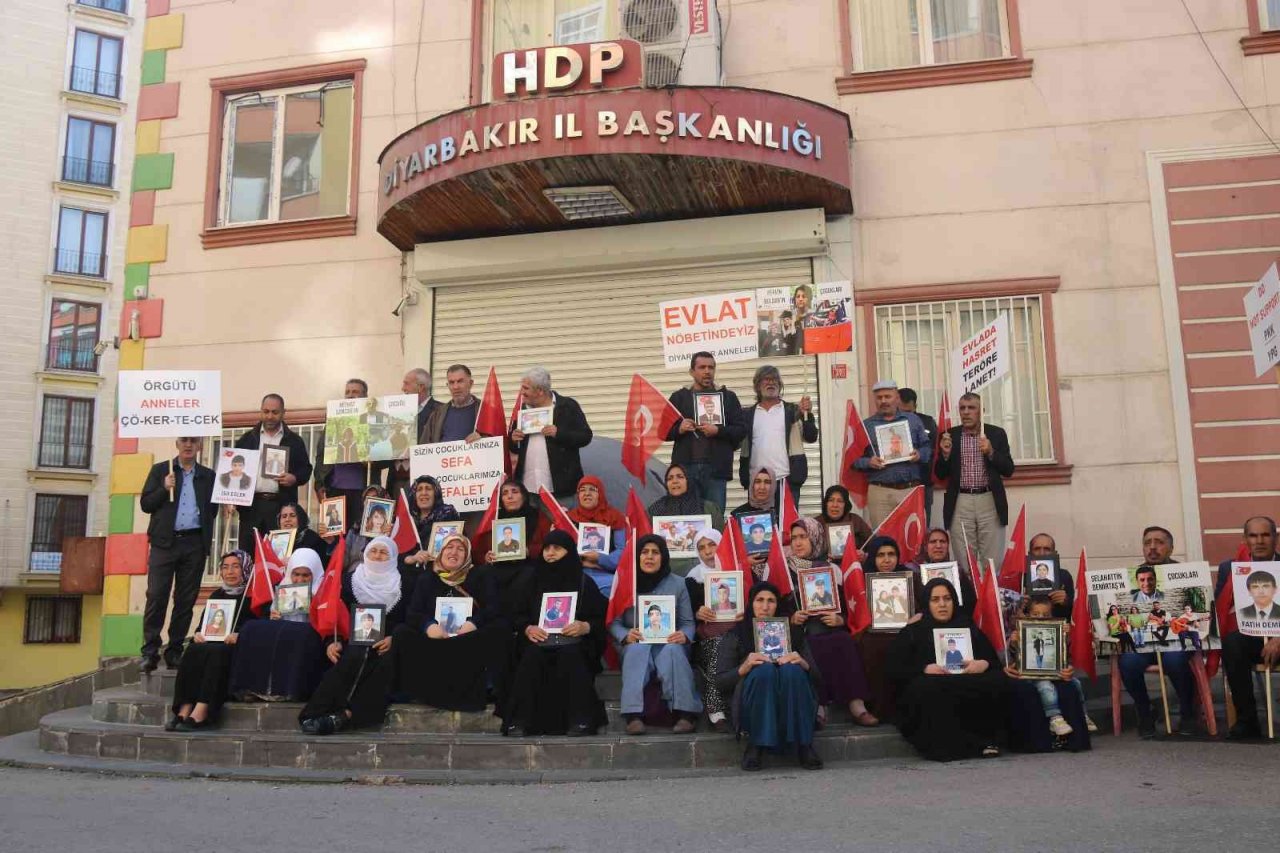 Aileler çağrıda bulunuyor, anneler evlat nöbetine katılmaya devam ediyor