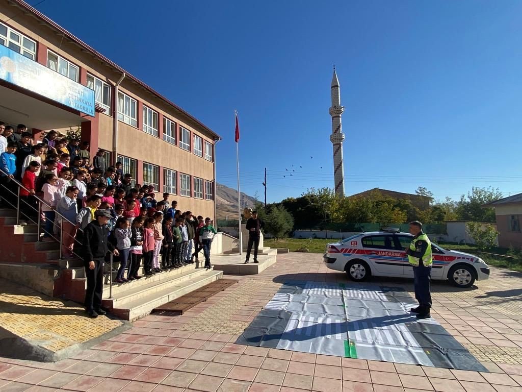 Elazığ’da jandarma, trafik güvenliği eğitimi verdi