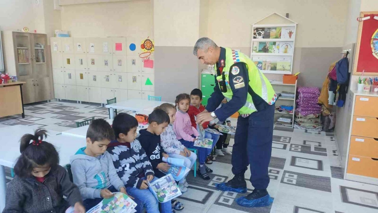 Elazığ’da jandarma, trafik güvenliği eğitimi verdi