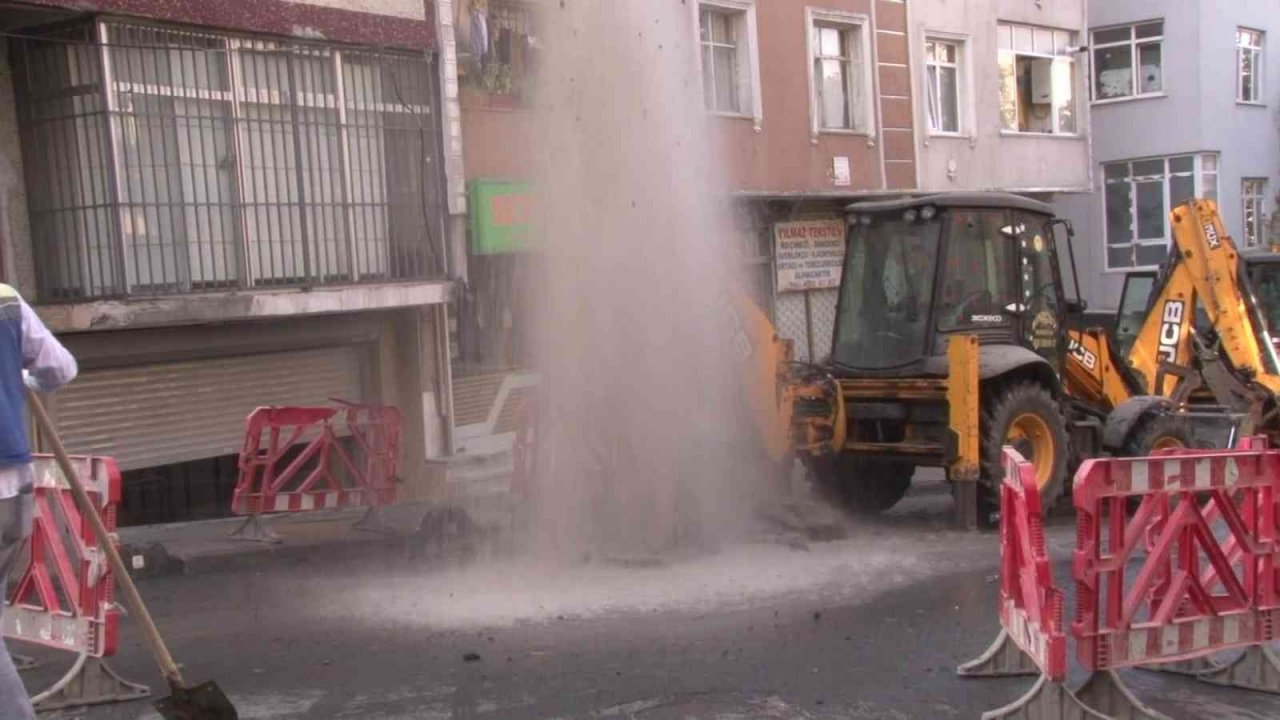 BEDAŞ ekipleri su borusunu patlattı, mahalleli susuz kaldı