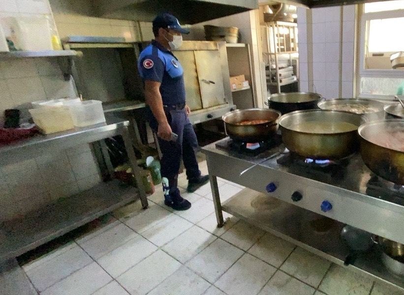 Marmaris’te zabıta ekiplerinin denetimleri devam ediyor