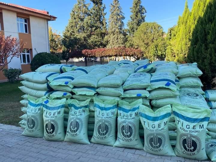 Sarıgöl’de çiftçilere buğday tohumu desteği