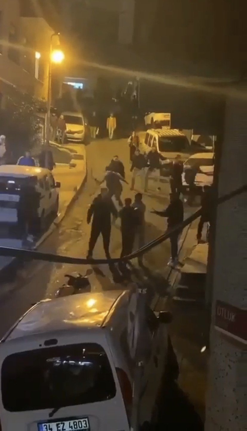 İstanbul’da korkunç kavga kamerada: Kaskla kafalarına vurdular