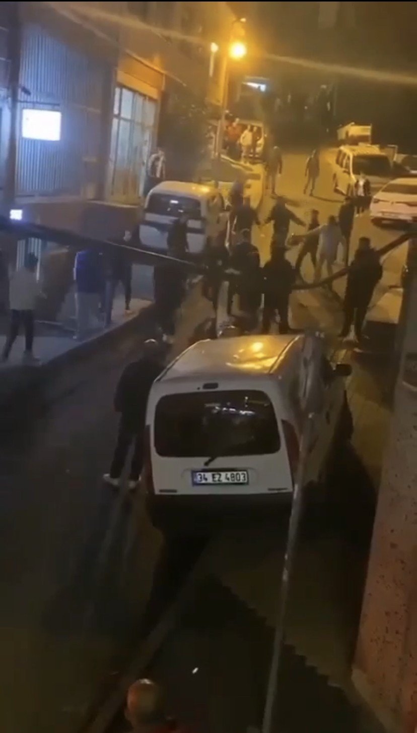 İstanbul’da korkunç kavga kamerada: Kaskla kafalarına vurdular