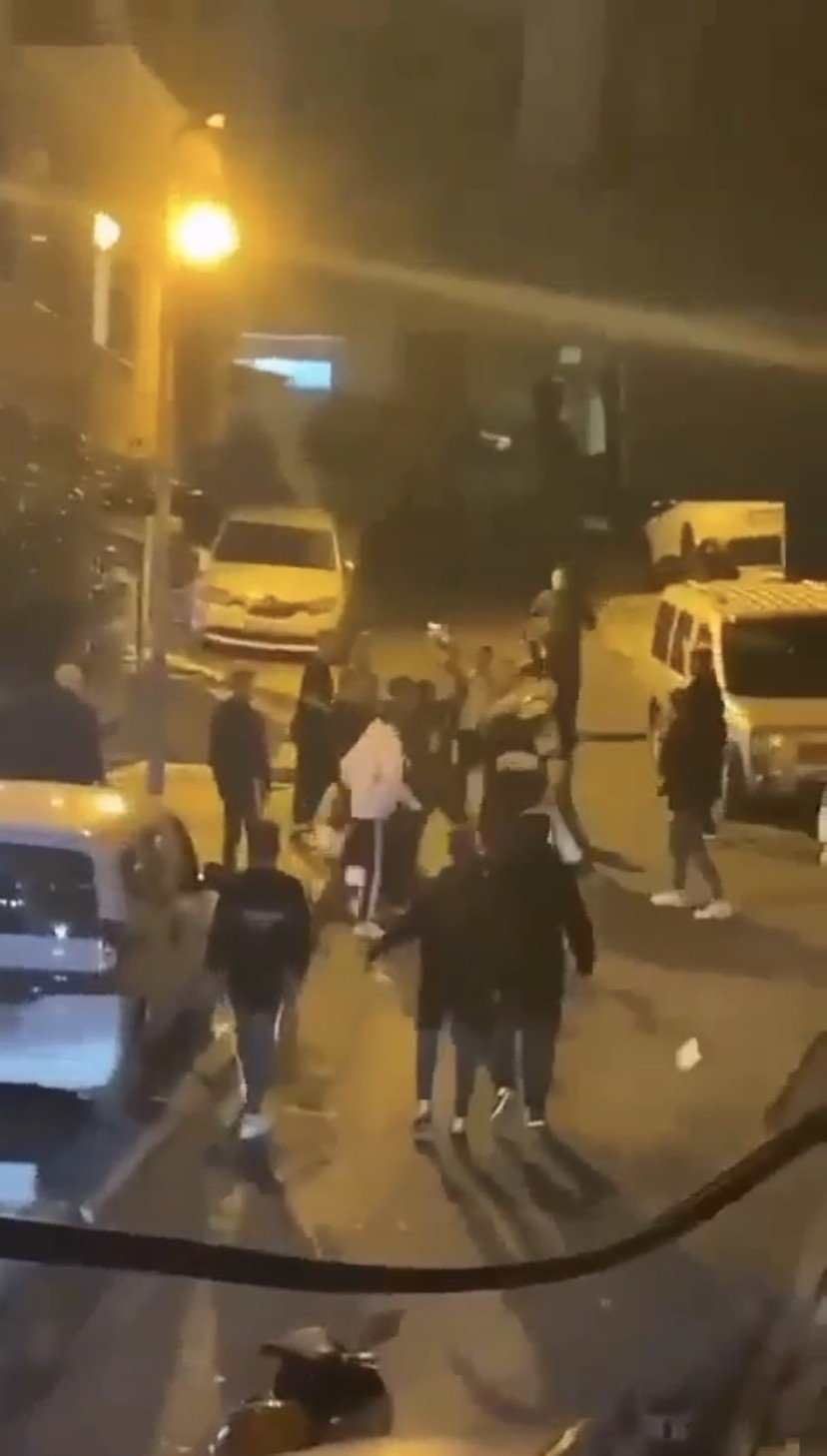 İstanbul’da korkunç kavga kamerada: Kaskla kafalarına vurdular