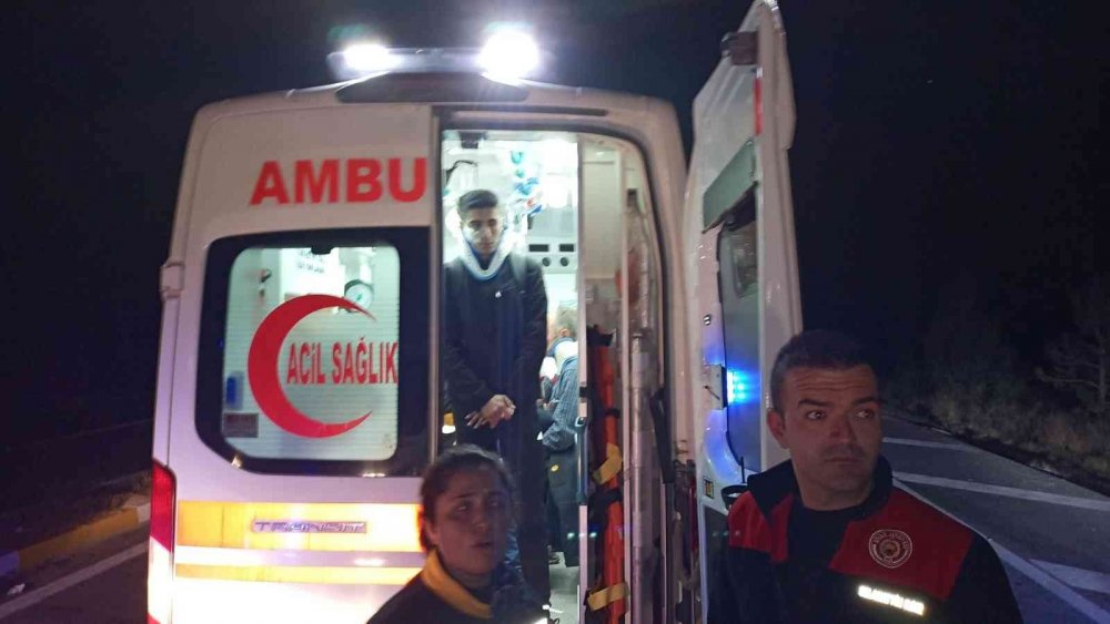 Sivas'ta yola çıkan at zincirleme kazaya neden oldu! Otomobil ve iki otobüs çarpıştı! Çok sayıda yaralı var