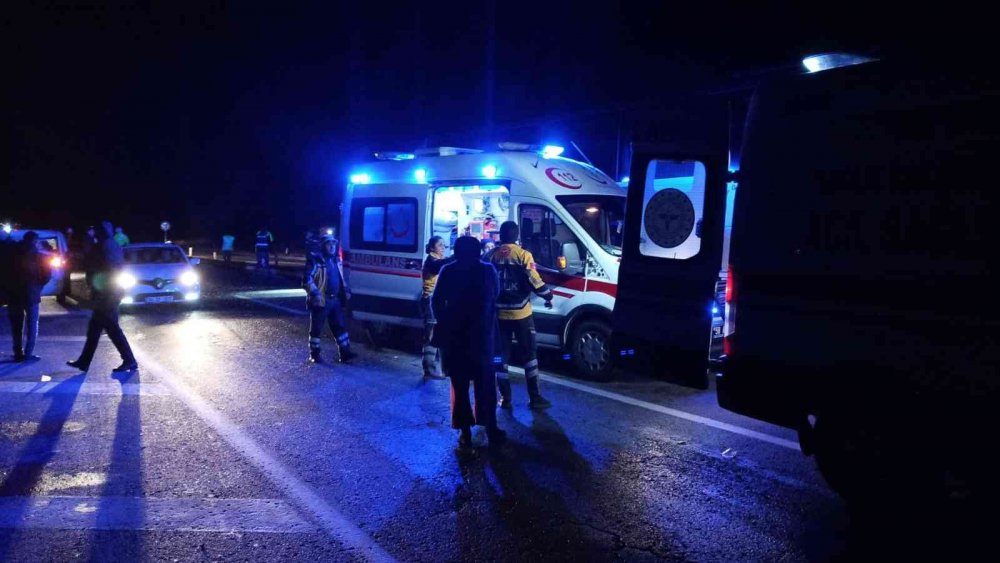 Sivas'ta yola çıkan at zincirleme kazaya neden oldu! Otomobil ve iki otobüs çarpıştı! Çok sayıda yaralı var