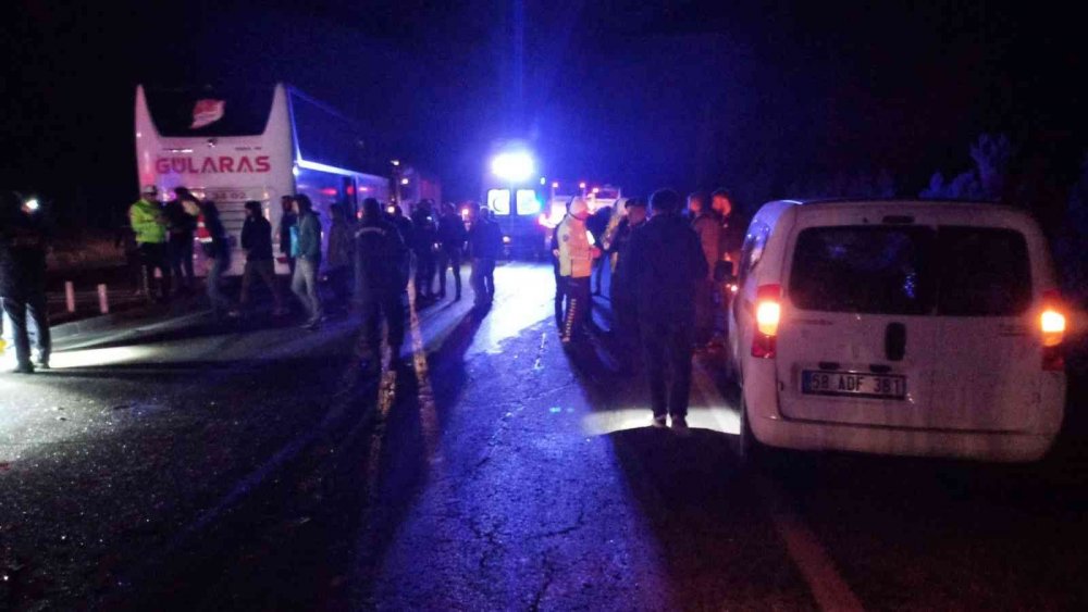 Sivas'ta yola çıkan at zincirleme kazaya neden oldu! Otomobil ve iki otobüs çarpıştı! Çok sayıda yaralı var