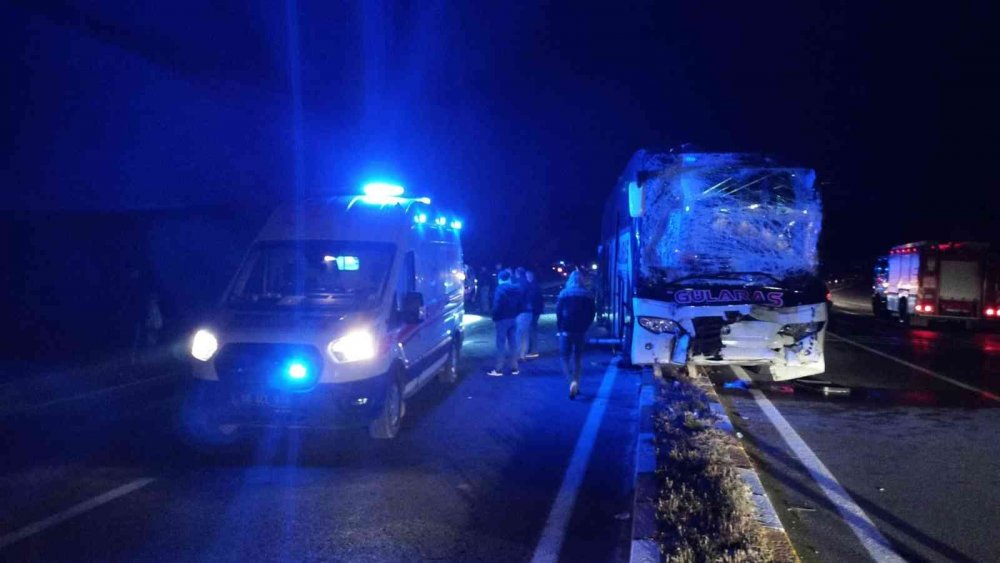 Sivas'ta yola çıkan at zincirleme kazaya neden oldu! Otomobil ve iki otobüs çarpıştı! Çok sayıda yaralı var