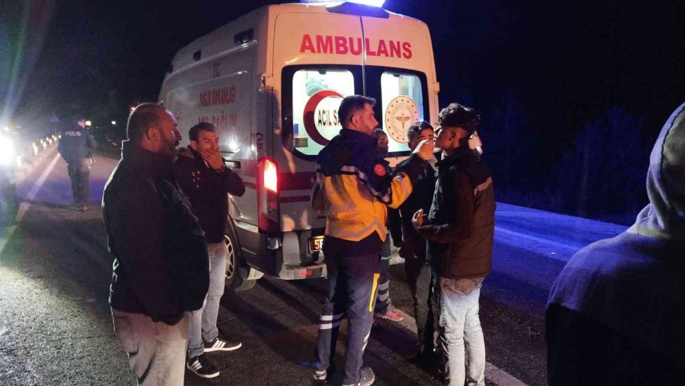 Sivas'ta yola çıkan at zincirleme kazaya neden oldu! Otomobil ve iki otobüs çarpıştı! Çok sayıda yaralı var