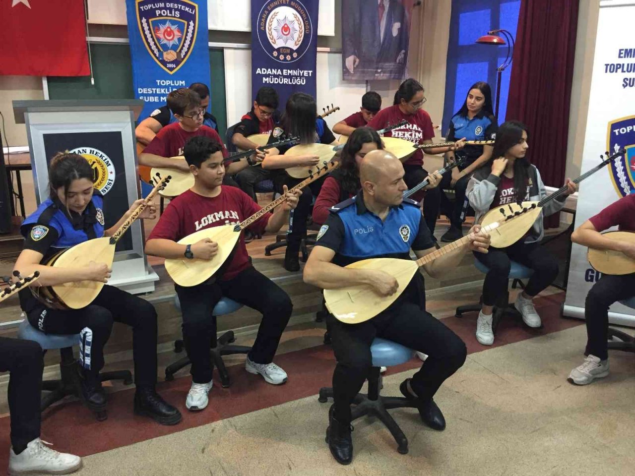 Polis hazırladığı projeyle hem saz çalmayı öğreniyor hem de öğretiyor