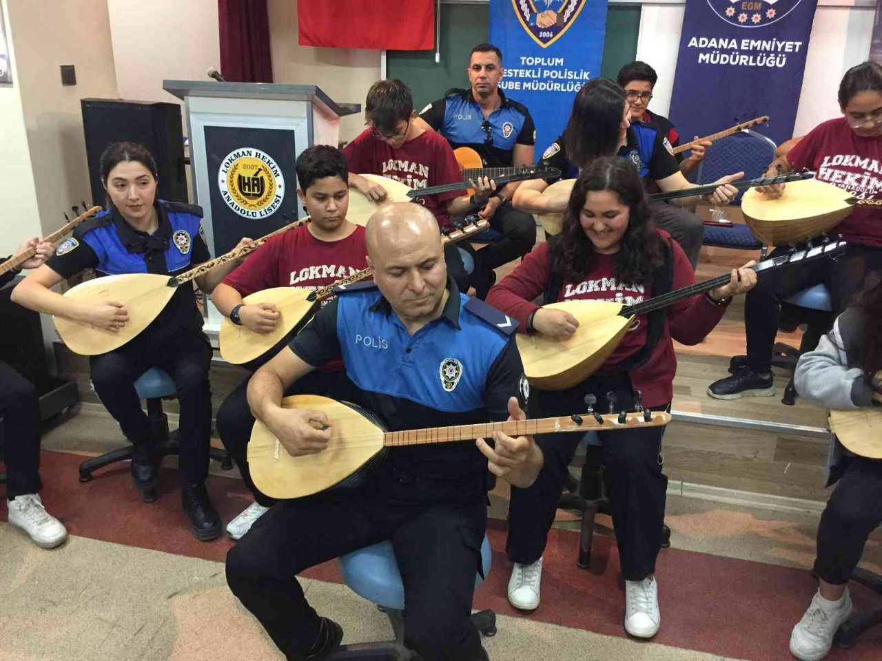 Polis hazırladığı projeyle hem saz çalmayı öğreniyor hem de öğretiyor