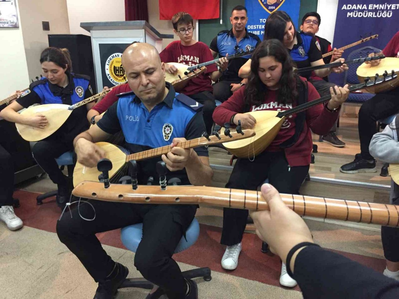 Polis hazırladığı projeyle hem saz çalmayı öğreniyor hem de öğretiyor