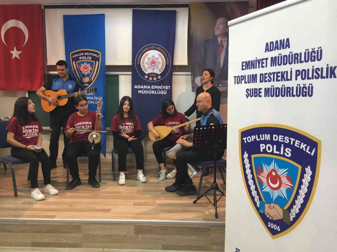 Polis hazırladığı projeyle hem saz çalmayı öğreniyor hem de öğretiyor