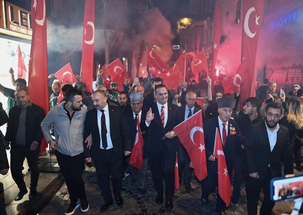 Beyoğlu’nda Cumhuriyetin 99. yılına özel fener alayı yürüyüşü düzenlendi