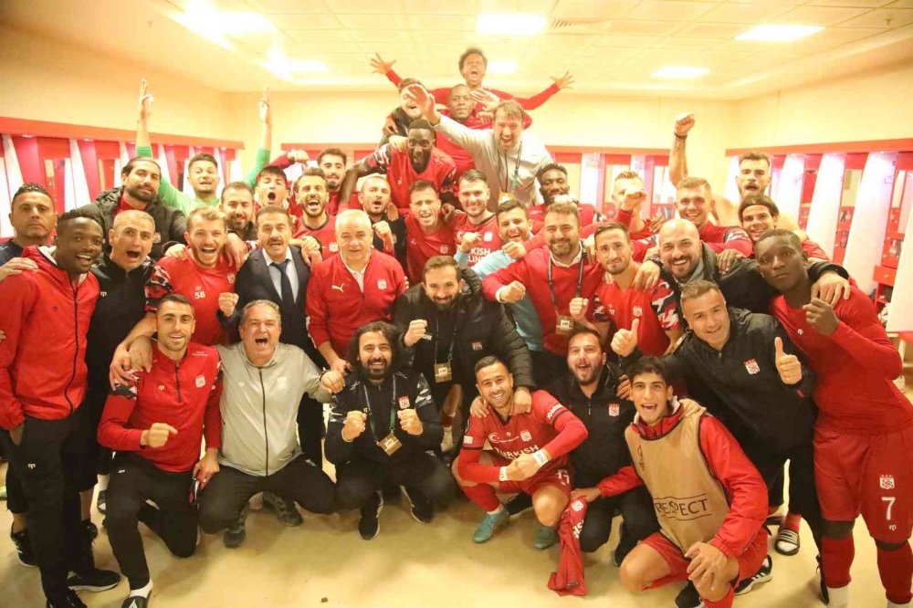 CFR Cluj'u mağlup eden Sivasspor’dan 'Avrupalı Yiğido'lu galibiyet pozu!