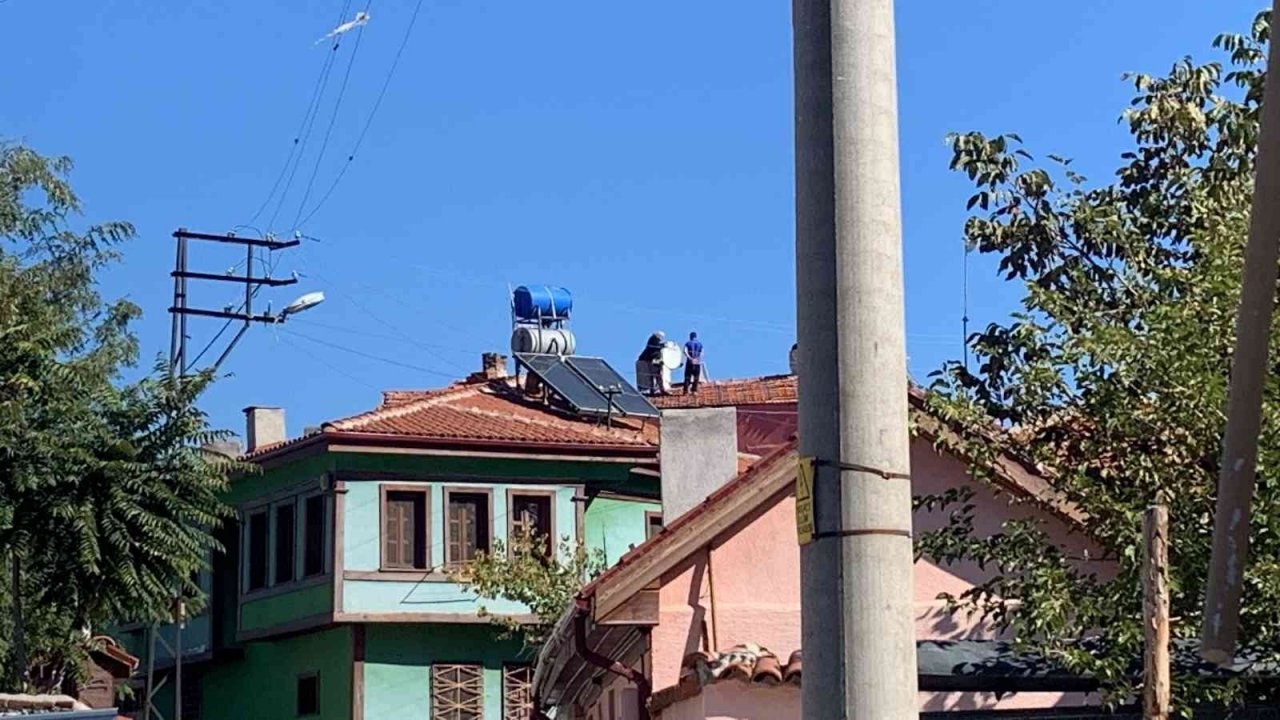 Güvenlik önlemi almadan anten tamiri yapan şahıslar böyle görüntülendi