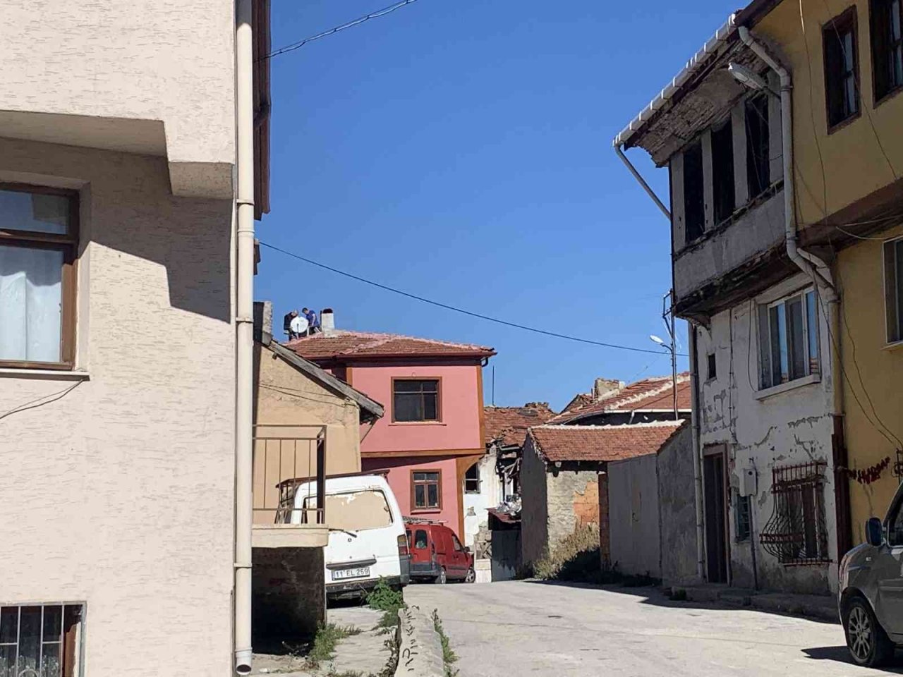 Güvenlik önlemi almadan anten tamiri yapan şahıslar böyle görüntülendi