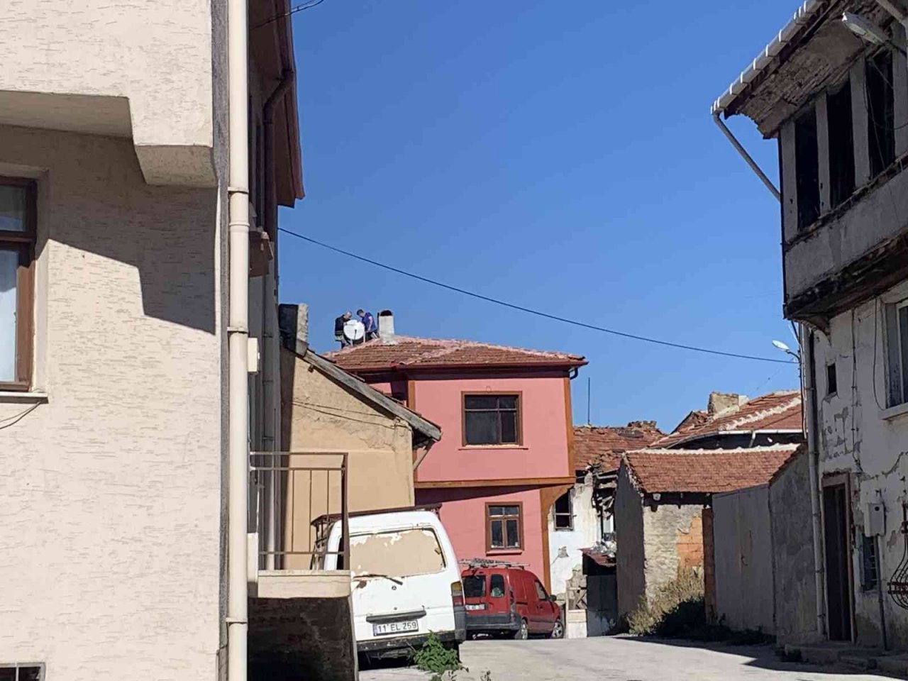 Güvenlik önlemi almadan anten tamiri yapan şahıslar böyle görüntülendi