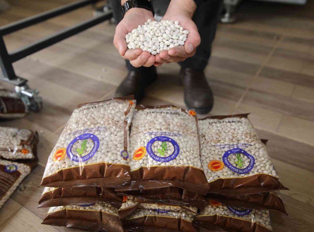 Konya Büyükşehir’den coğrafi işaretli Akçabelen Şeker Fasulyesi üreticisine bakliyat paketleme makinesi desteği