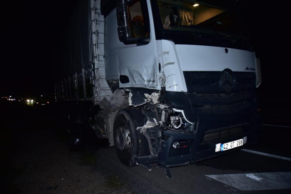 Konya plakalı kamyon Eskişehir'de traktörle çarpıştı!