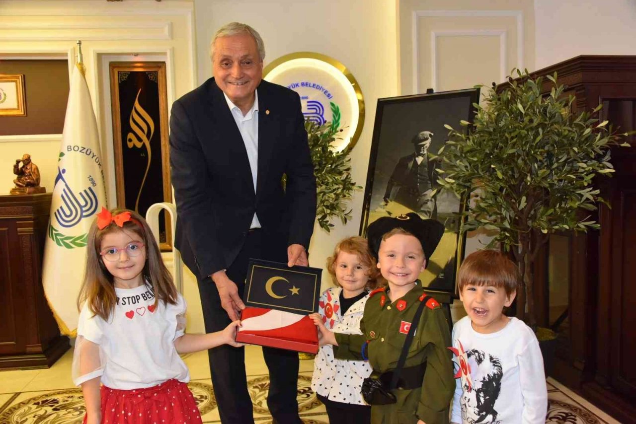 Miniklerden Başkan Bakkalcıoğlu’na bayram kutlaması