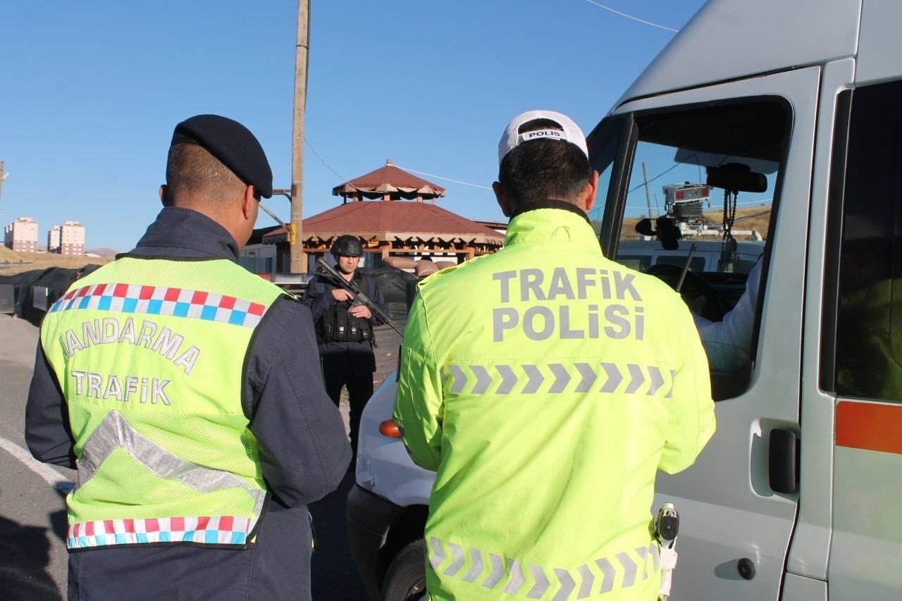 Bayburt’ta helikopter destekli trafik denetimi yapıldı