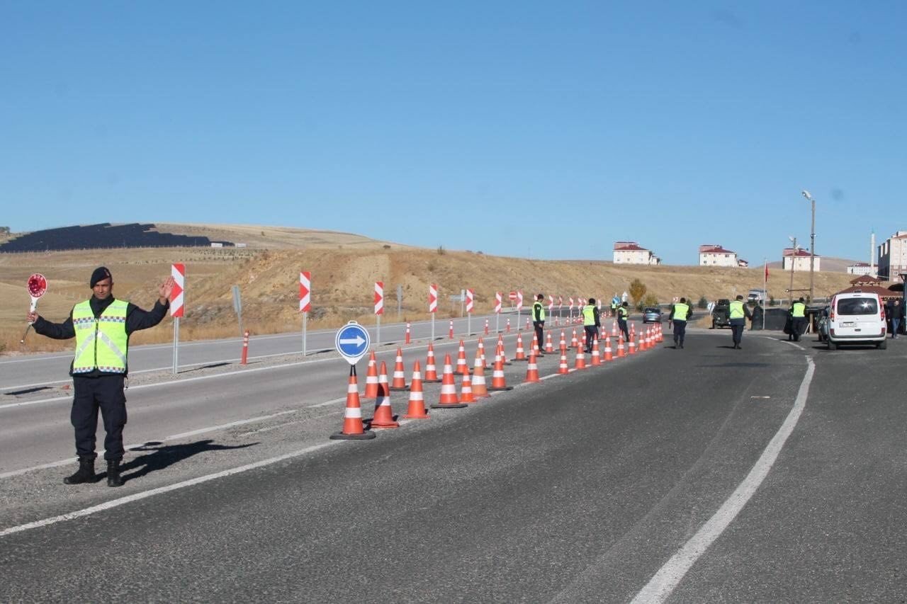 Bayburt’ta helikopter destekli trafik denetimi yapıldı