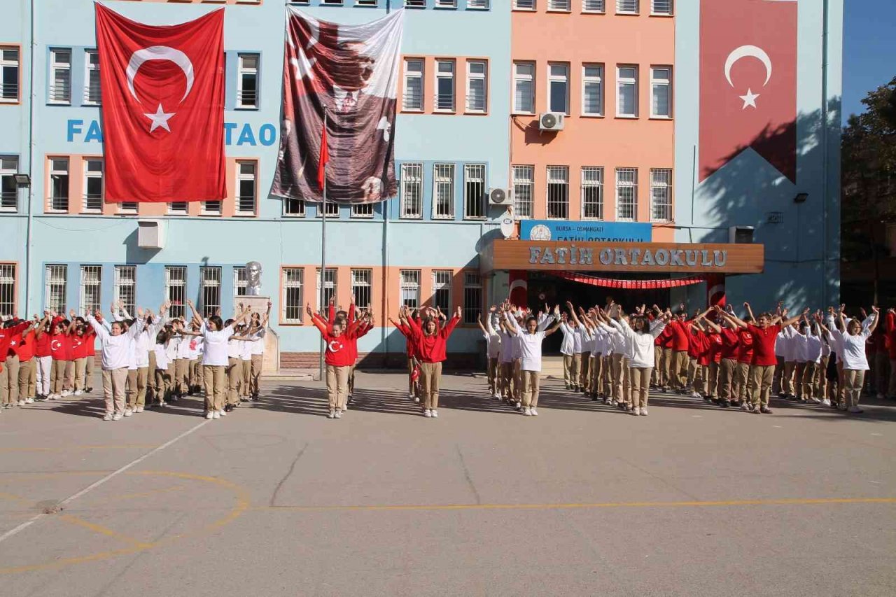 300 öğrenci ile Cumhuriyet yazdılar, havadan görüntülediler