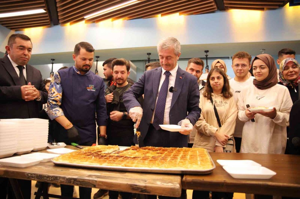 Gaziantep’te lezzet festivali! Türkiye'nin en büyük peynir kebabı ve katmeri ilgi gördü