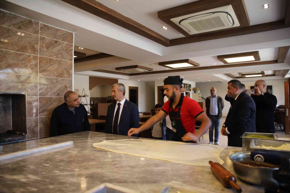 Gaziantep’te lezzet festivali! Türkiye'nin en büyük peynir kebabı ve katmeri ilgi gördü