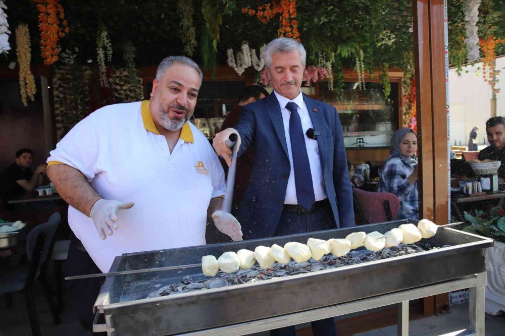 Gaziantep’te lezzet festivali! Türkiye'nin en büyük peynir kebabı ve katmeri ilgi gördü